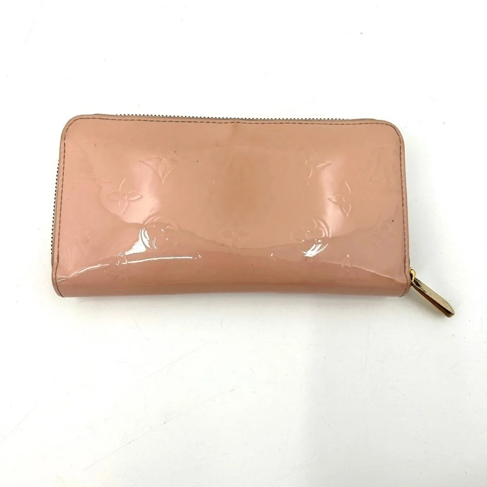 LOUIS VUITTON Light Pink Vernis Monogram Patent Leather Shiny Zippy Wallet